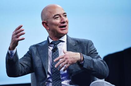 <b>Puesto 7. Jeff Bezos, 100 millones de dólares.</b> El fundador y CEO de Amazon, y <u><a href="http://www.univision.com/noticias/dinero/estos-son-los-10-mayores-multimillonarios-del-mundo-y-el-primero-es-tambien-el-hombre-mas-rico-de-la-historia-fotos-fotos" target="_blank">el hombre más rico del mundo</a></u>, ha hecho contribuciones para la alimentación de los afectados por la pandemia. Las donaciones que ha realizado corresponden al <b>0.07%</b> de su fortuna total. <br>