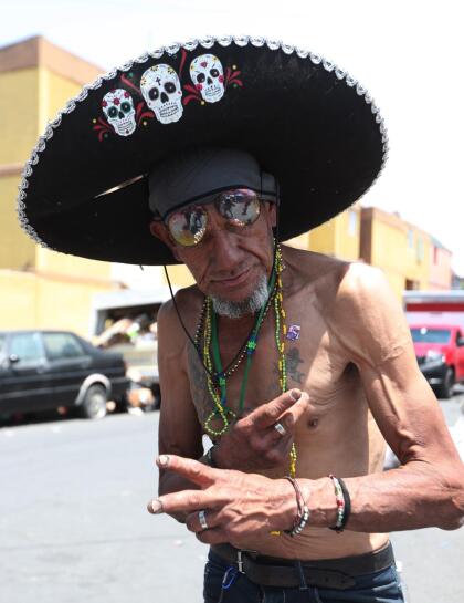 "Estoy preocupado, pero no creo que por el coronavirus vaya a tener más trabajo. No depende de ella", dijo a través del cubrebocas este fiel, que atiende a Efe y hace esfuerzos por sostener recta la gran figura de la Santa Muerte que carga en su mochila. Antes de irse, Eder confirmó que el pasado miércoles había "mucha menos gente" de lo habitual, por lo que pidió a la Santa "como siempre y también por lo del coronavirus".