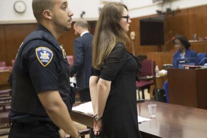 La mujer, de origen ruso alemana, fue acusada a finales de abril de haber robado decenas de miles de dólares a hoteles, amigos e incluso a bancos. La joven se inventó una realidad con la que consiguió engañar a todos: se presentamba como una acaudalada heredera europea cuando en realidad era hija de un exconductor de camiones ruso que se mudó a Alemania cuando tenía 16 años.