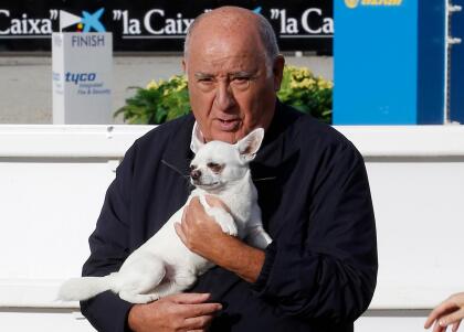 <b>Puesto 11. Amancio Ortega, 68 millones de dólares.</b> El español, fundador de de la cadena de tiendas Zara, ha contribuido a la compra de insumos y equipos médicos. Las donaciones que ha realizado corresponden al <b>0.11%</b> de su fortuna total. <br>
