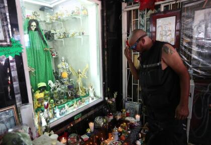 Por cada fiel que pasaba portando una figura, un colgante, o cualquier cosa de la Santa Muerte, otro se le acercaba y rocía el objeto con tequila o algún licor que tenga a mano, o con humo de puro o de un cigarrillo verde (marihuana). No se intercambiaron las palabras; simplemente ocurrió como un acto de unión natural. "Es un poder superior", aseguró Isabel nada más salir del altar, confiada en que la Santa Muerte va a ayudar a resolver la pandemia de covid-19.