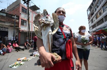 Mientras el coronavirus se abre paso en la vida de los mexicanos, la Santa Muerte recibió esta semana a sus fieles en su altar de Tepito, un popular barrio en el centro de Ciudad de México, con la puntualidad de cada primero de mes.