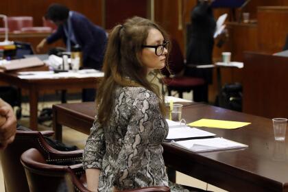 "Estaba creando un negocio que creía que funcionaría y estaba ganando tiempo", argumentó su abogado. En la imagen, la joven en una audiencia el 22 de abril.