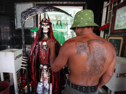Quizás para los fieles sea válida la duda de Enriqueta, la guardiana de la Santa Muerte de Tepito, de si existe o no existe esta pandemia venida de China y extendida en el mundo. <br> <br>Lo que es seguro, según sus cánticos, para quienes llenaron durante el día la calle Alfarería en el barrio de Tepito, en Ciudad de México, es que "¡se ve, se siente, la Santa está presente!".