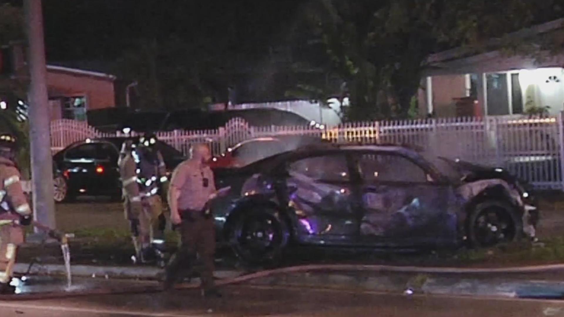 Buenos samaritanos salvan a dos conductores cuando el auto estalló en