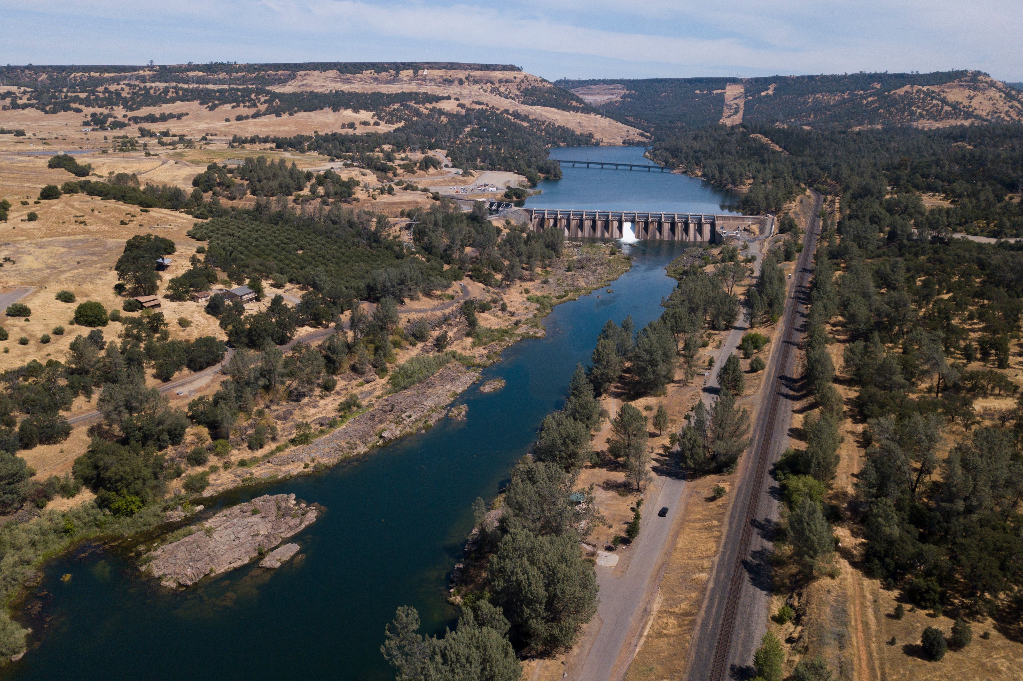 Se disparan los robos de agua en California para cultivos ilícitos, ante la  histórica sequía que azota al estado | Noticias Univision Planeta |  Univision, image size:3961x2639