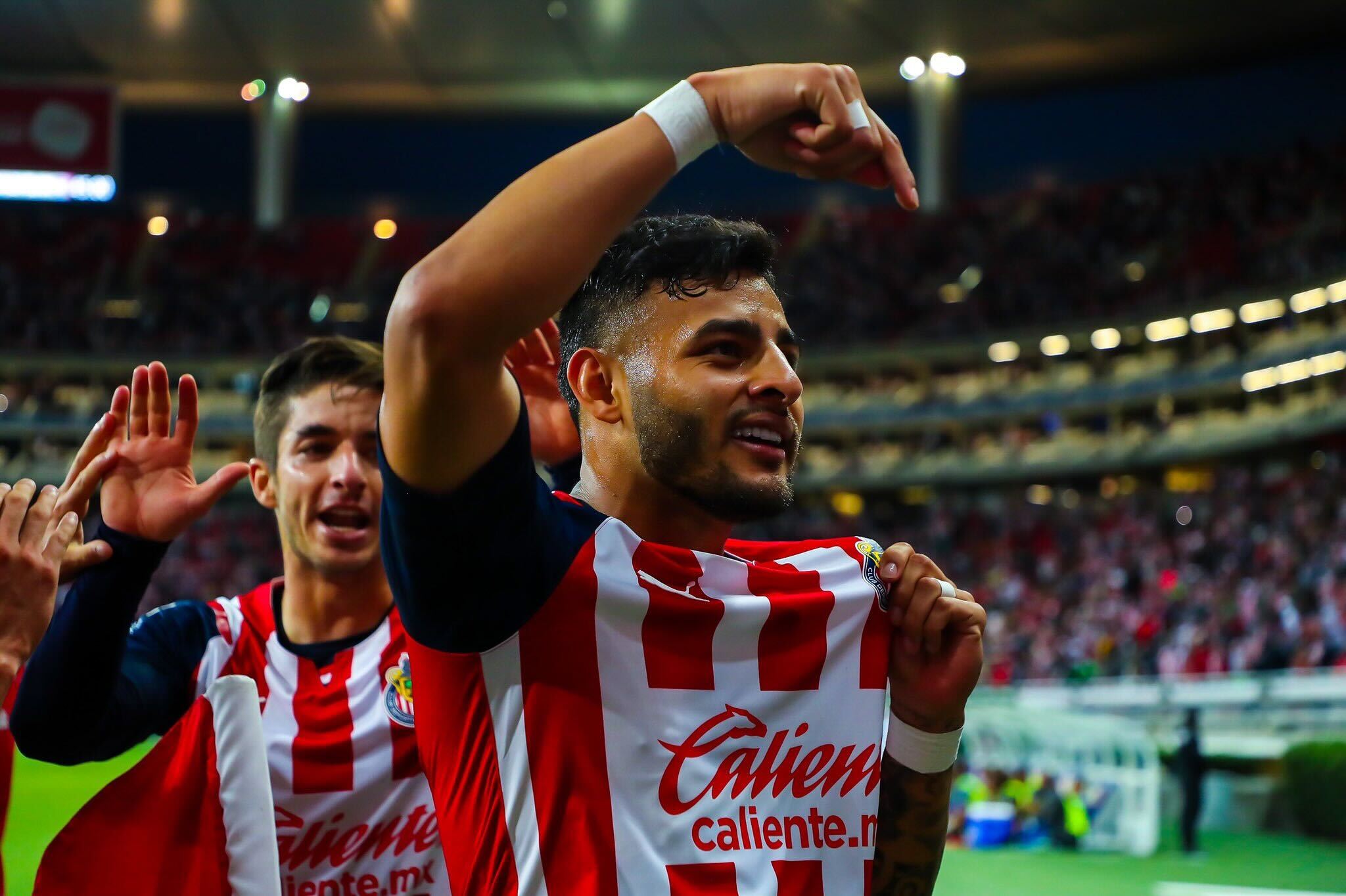 Alexis Vega deja ver que se queda en Chivas con festejo de gol