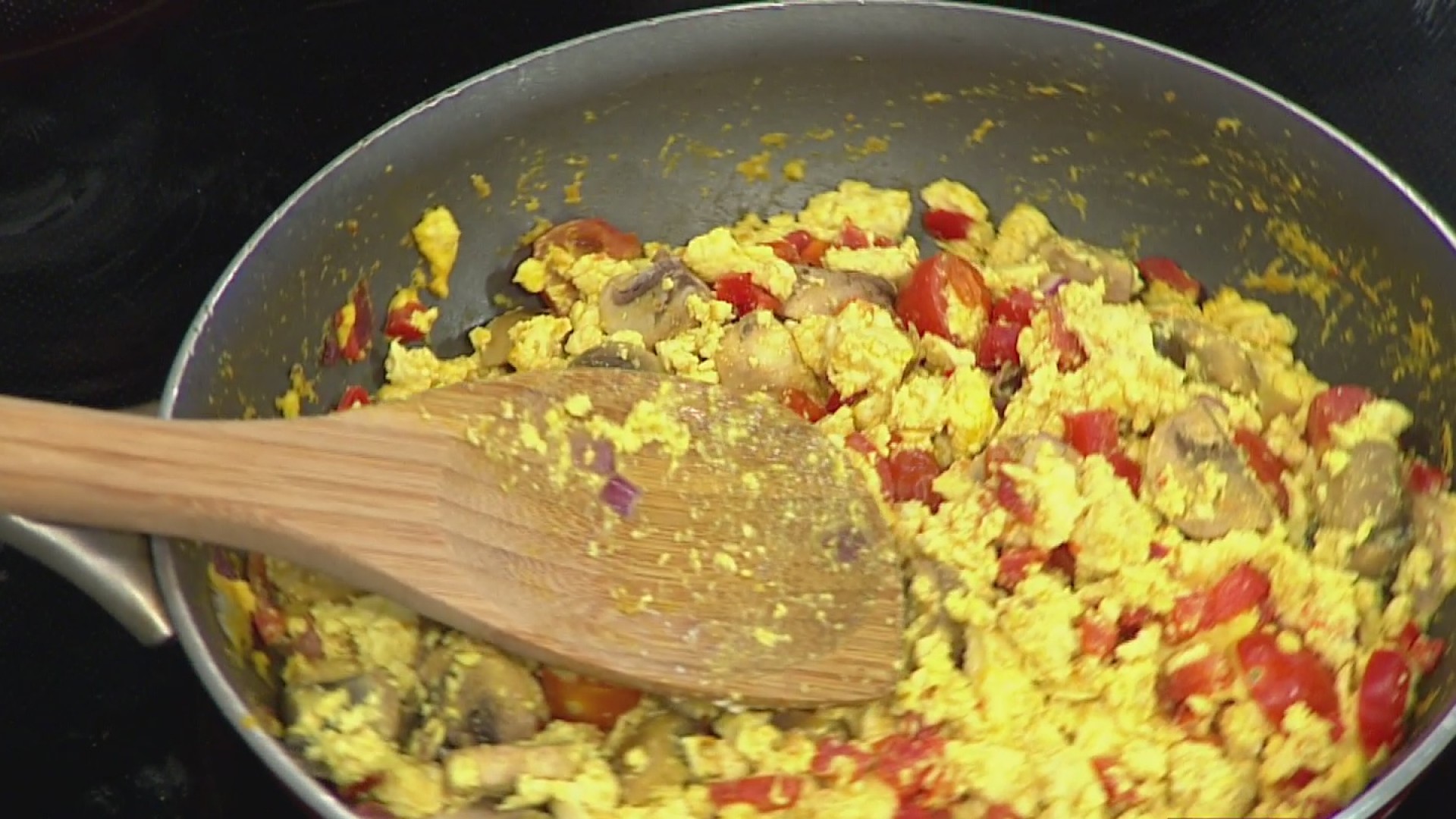 La receta revoltillo de tofu con verduras y waffles de avena Video