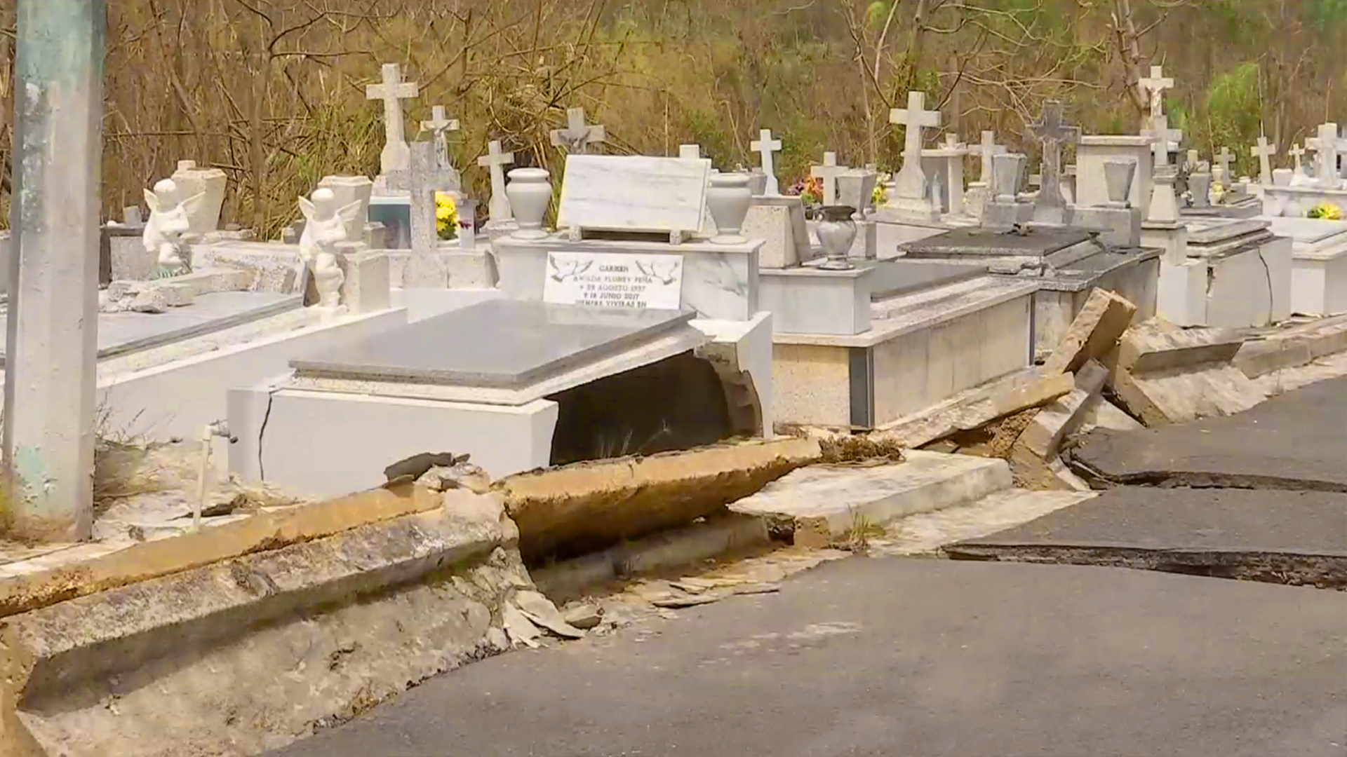 Tumbas resquebrajadas y ataúdes fuera del nicho en cementerio de Puerto