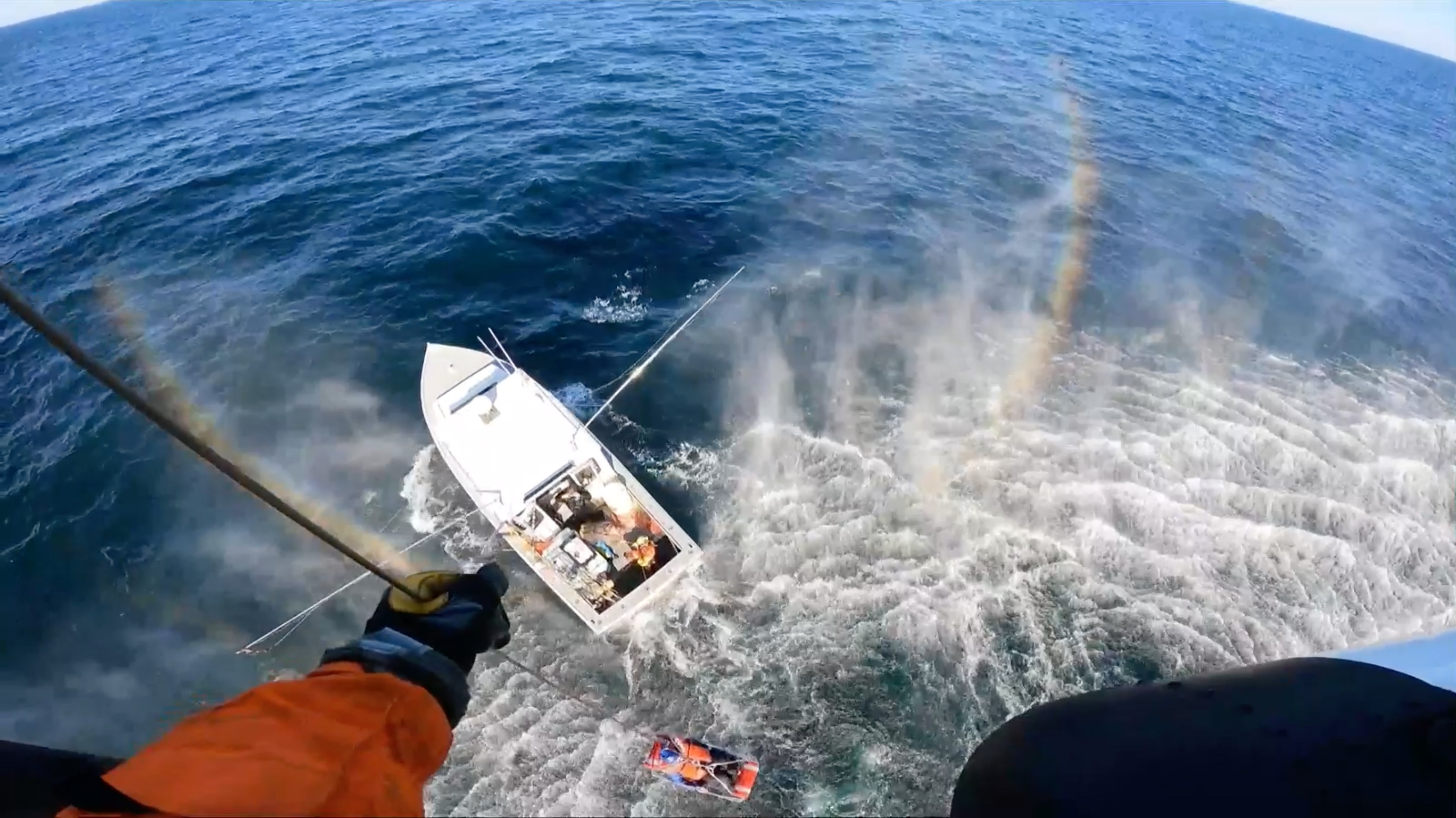 Rescatan vía aérea a pescador que sufrió convulsiones en altamar en