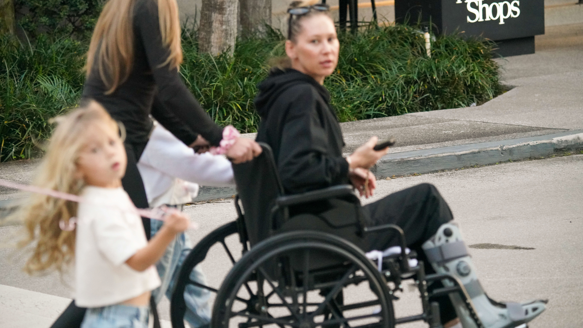 Hijas de Anna Kournikova y Enrique Iglesias: la extenista reaparece en silla de ruedas junto a Lucy y Mary | Univision Famosos | Univision