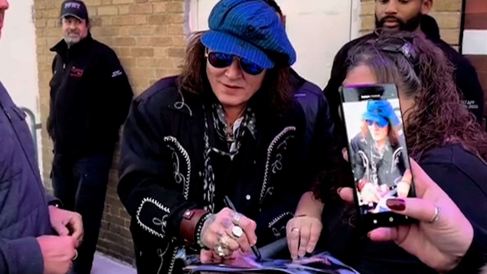 Johnny Depp firma autógrafos antes de su concierto en Nueva York ...