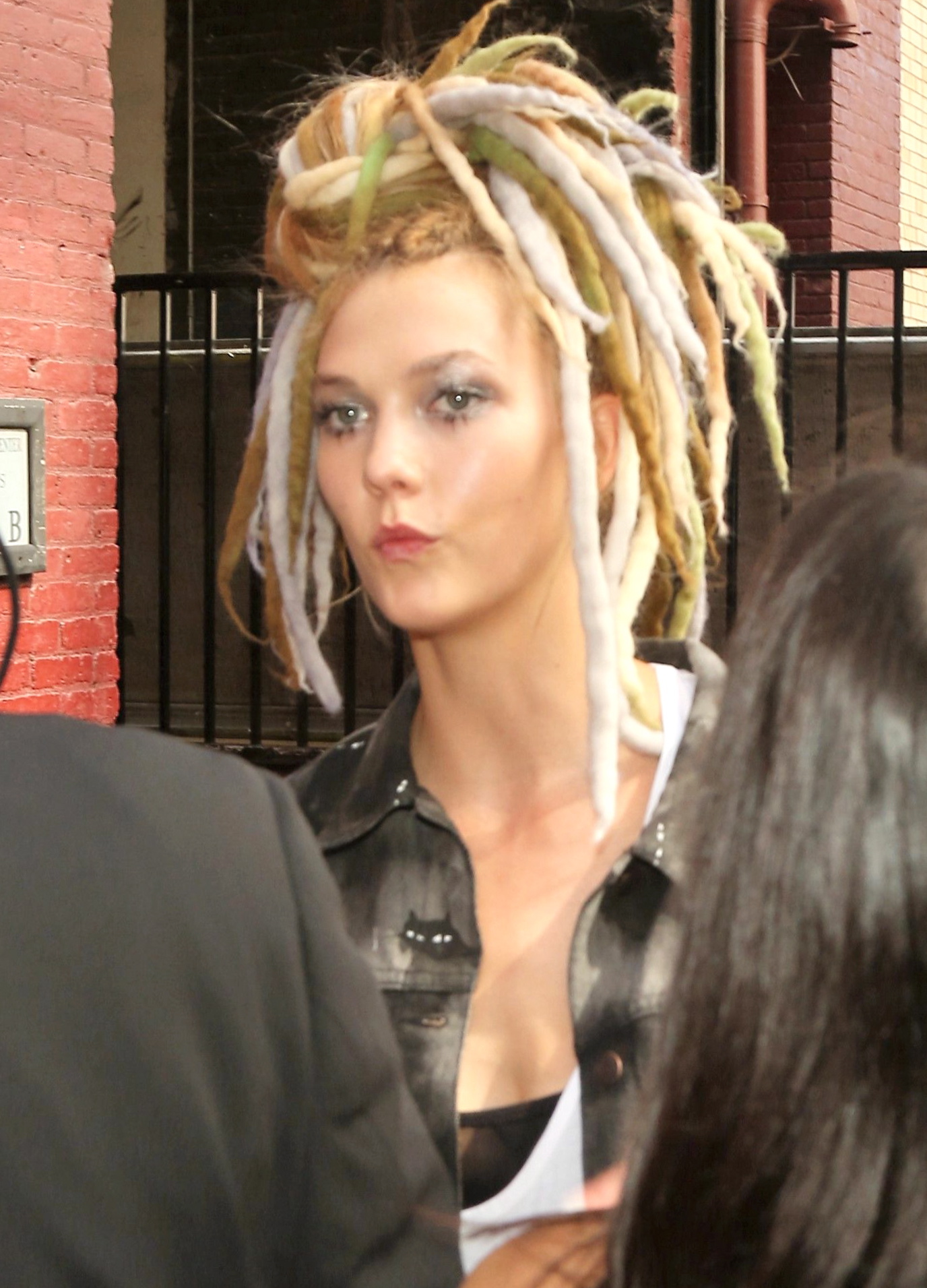 Karlie Kloss luce divina con sus rastas ¿te pondrías un look igual? |  Realities La Banda | Univision, image size:1376x1911