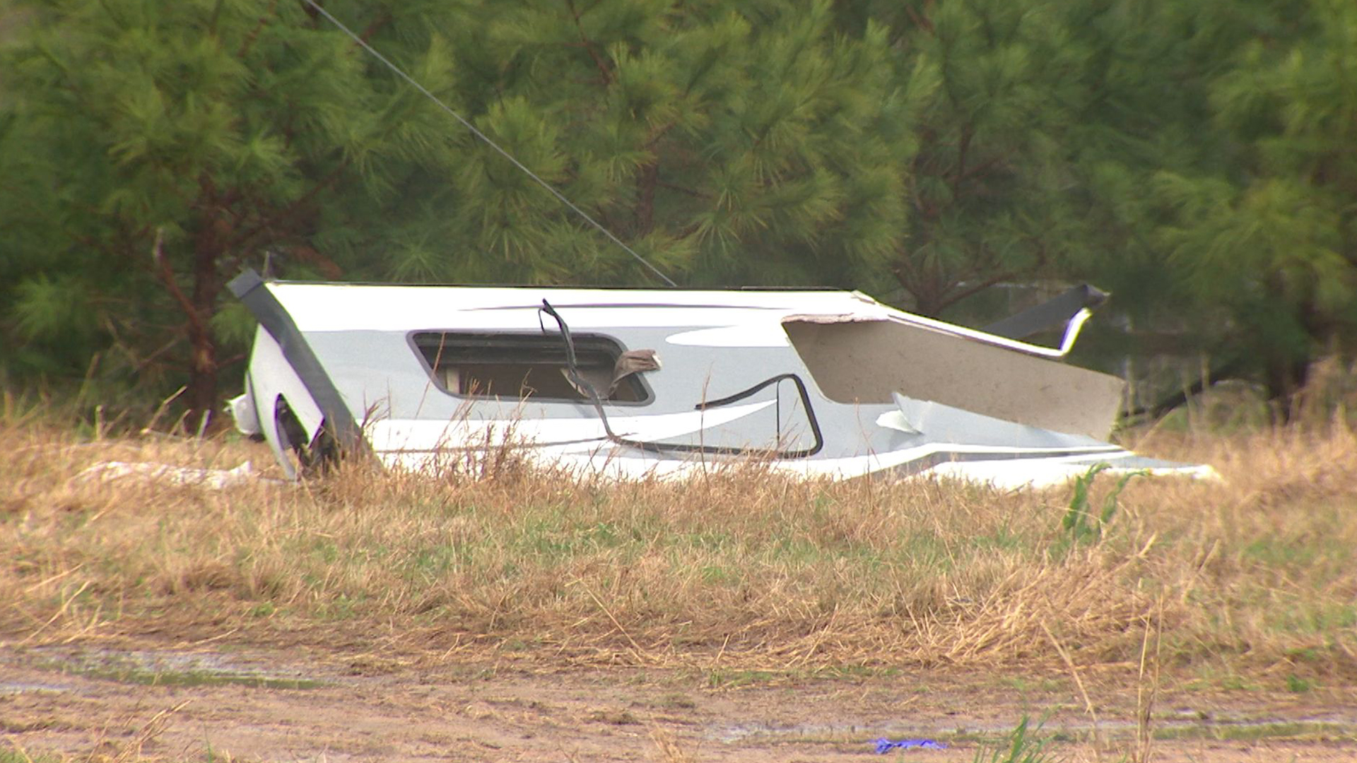 Tornado arrasa con una casa móvil en la ciudad de Beasley, Texas