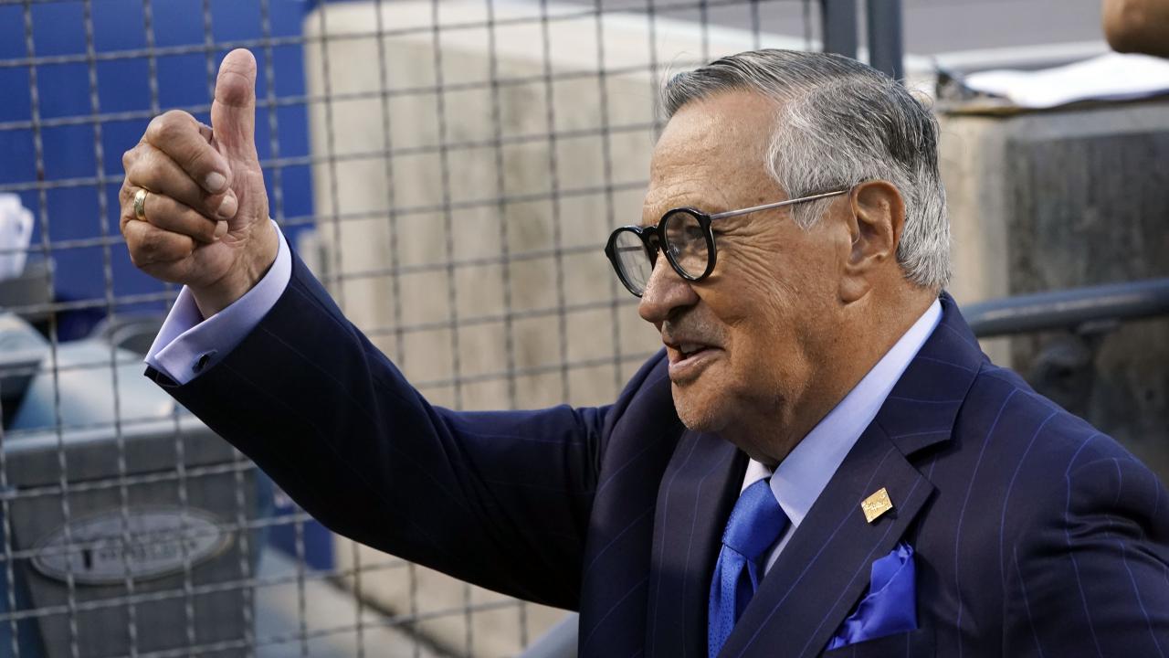 La voz del béisbol en español Ramos habla con el reconocido