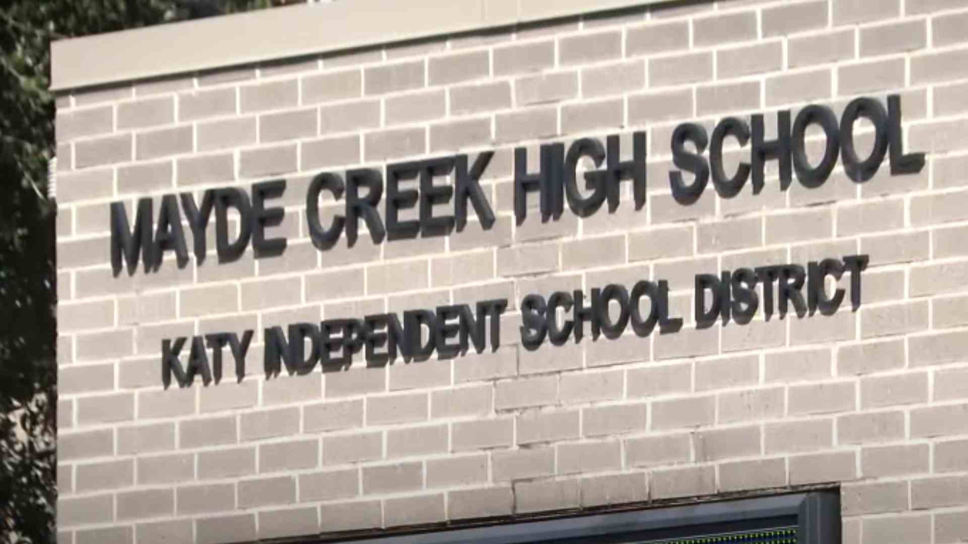 Subdirector de una high school en Katy ISD es sospechoso de taclear a una estudiante de 14 años