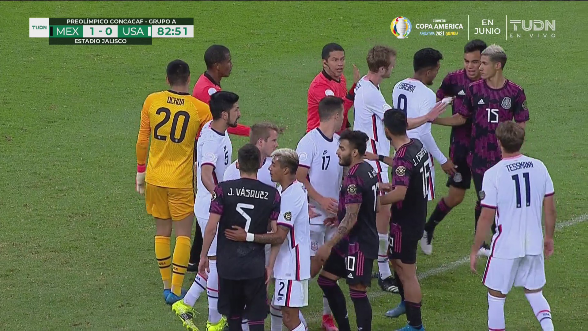 ¡Clásico muy calientito! David Ochoa y Johan Vásquez se encaran