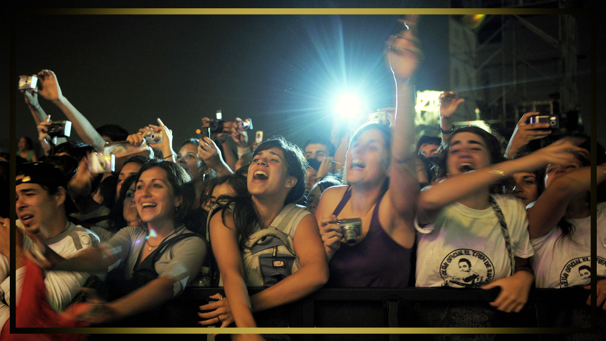 En palabras de las fans ¿qué significa Alejandro Sanz? Latin GRAMMY