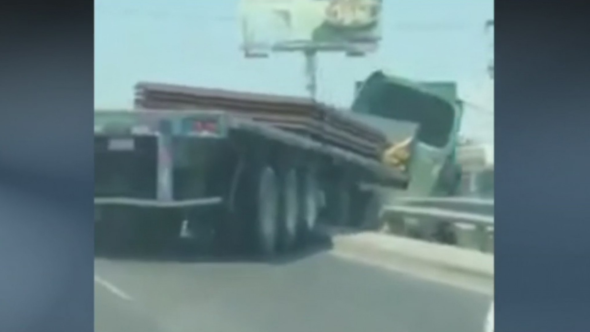 Camión cae desde un puente tras chocar contra otro vehículo en plena vía de México Shows