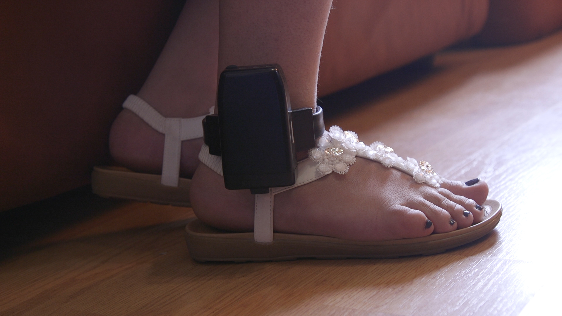 Libertad bajo grillete, el alto precio que muchos inmigrantes pagan a