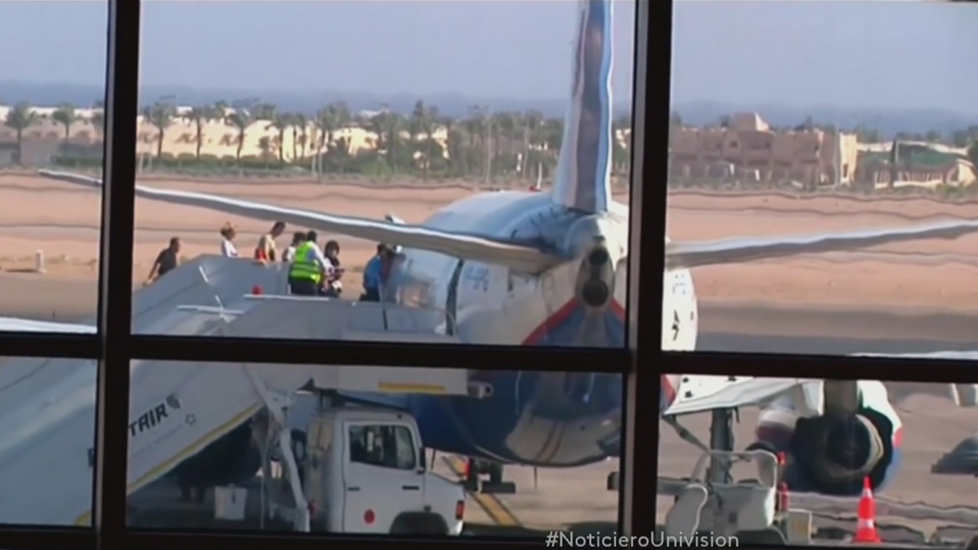 Хургада вид с самолета. Первый полет на самолете. В египет вылетели самолеты. Аэропорт хургада египет. Самолет egyptair.