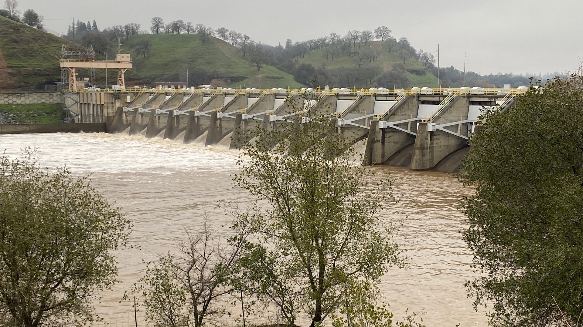 Reservas de agua en California continúan bajas a pesar de las fuertes