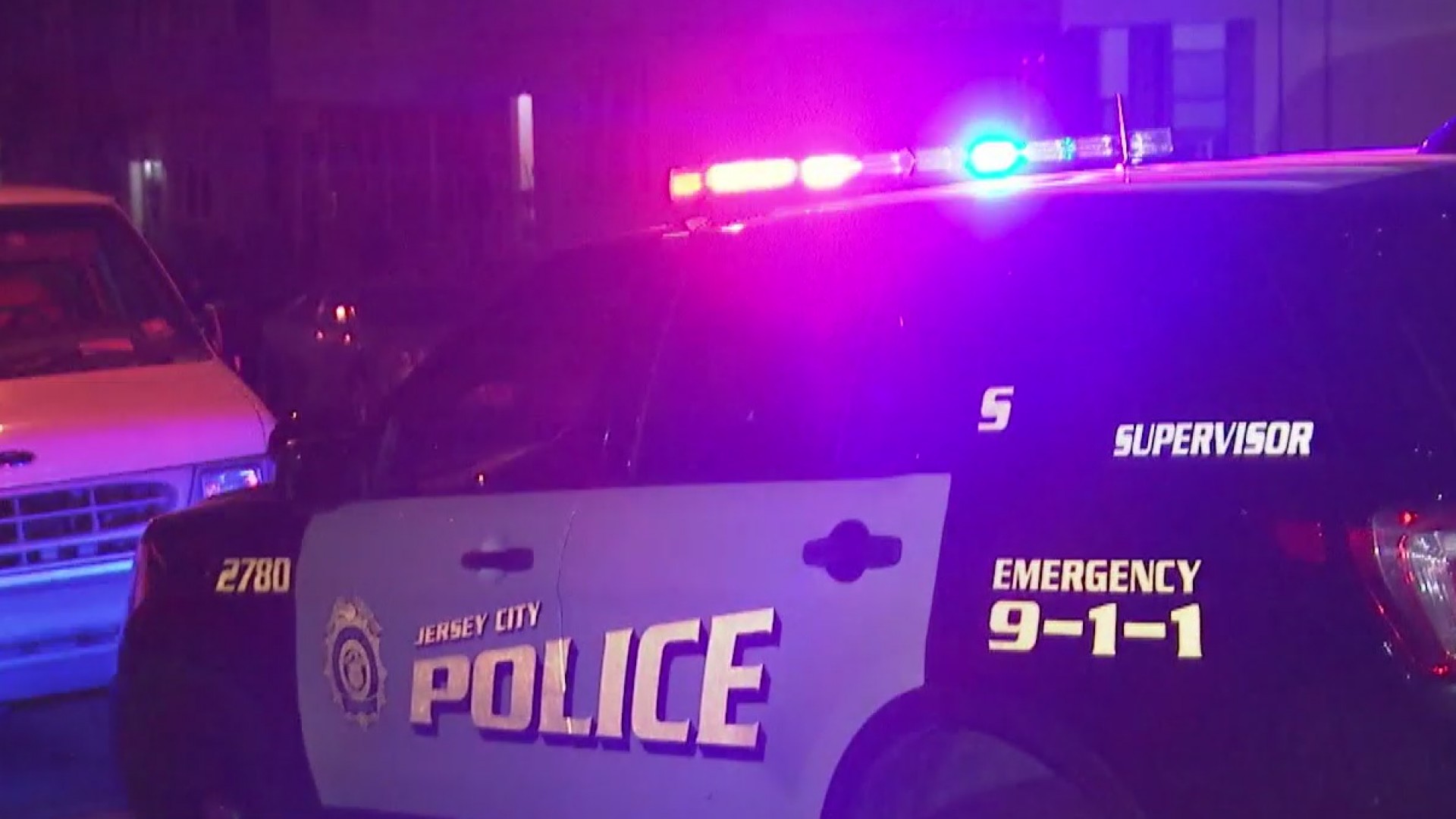 Autoridades investigan si un policía se disparó a sí mismo en Jersey