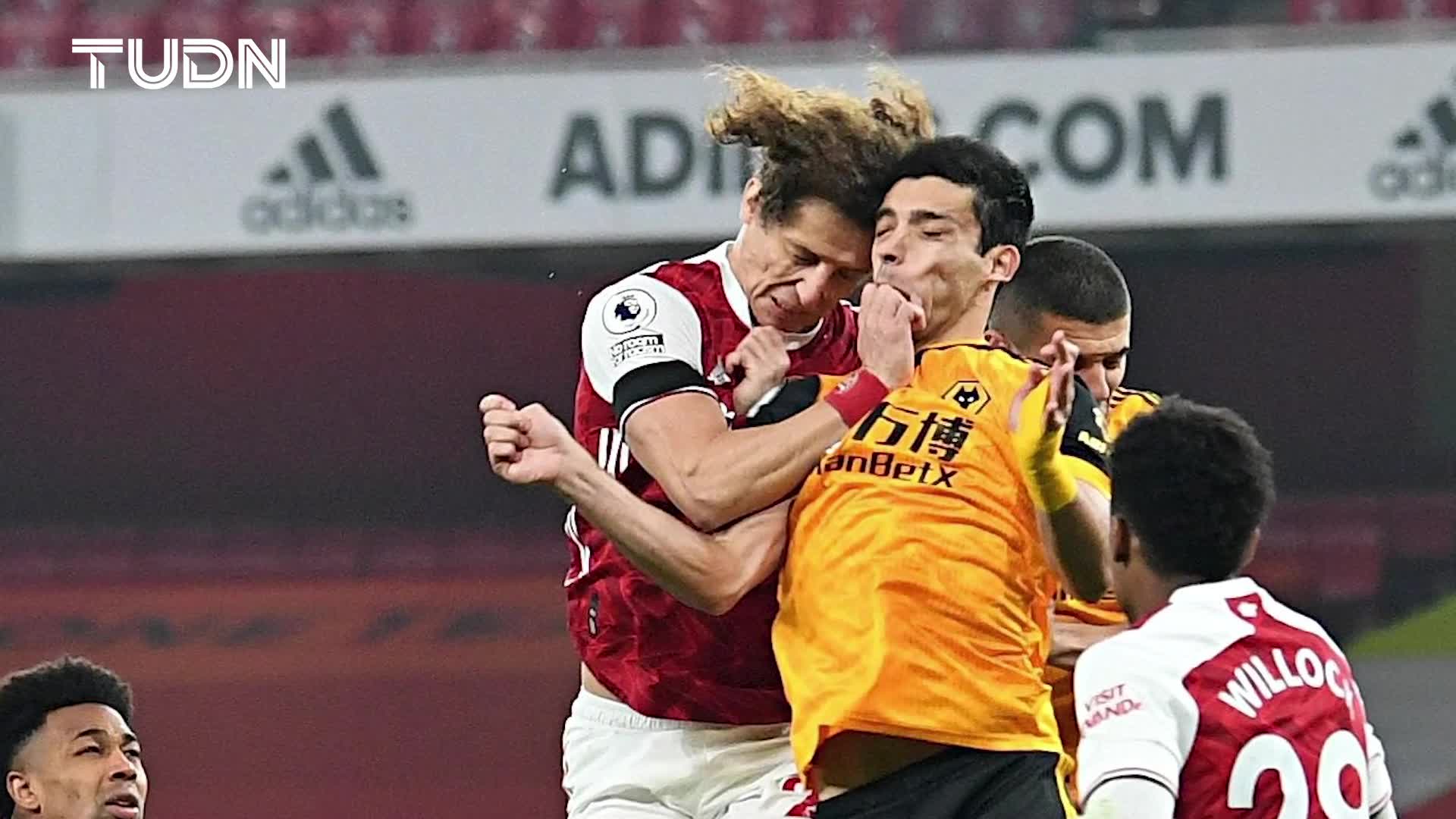 яссер аль-шахрани травма. вратарь саудовской аравии травмировал игрока. травмы на футбольном поле. столкновение футболистов. фото игрока барселоны с жуткой травмой.