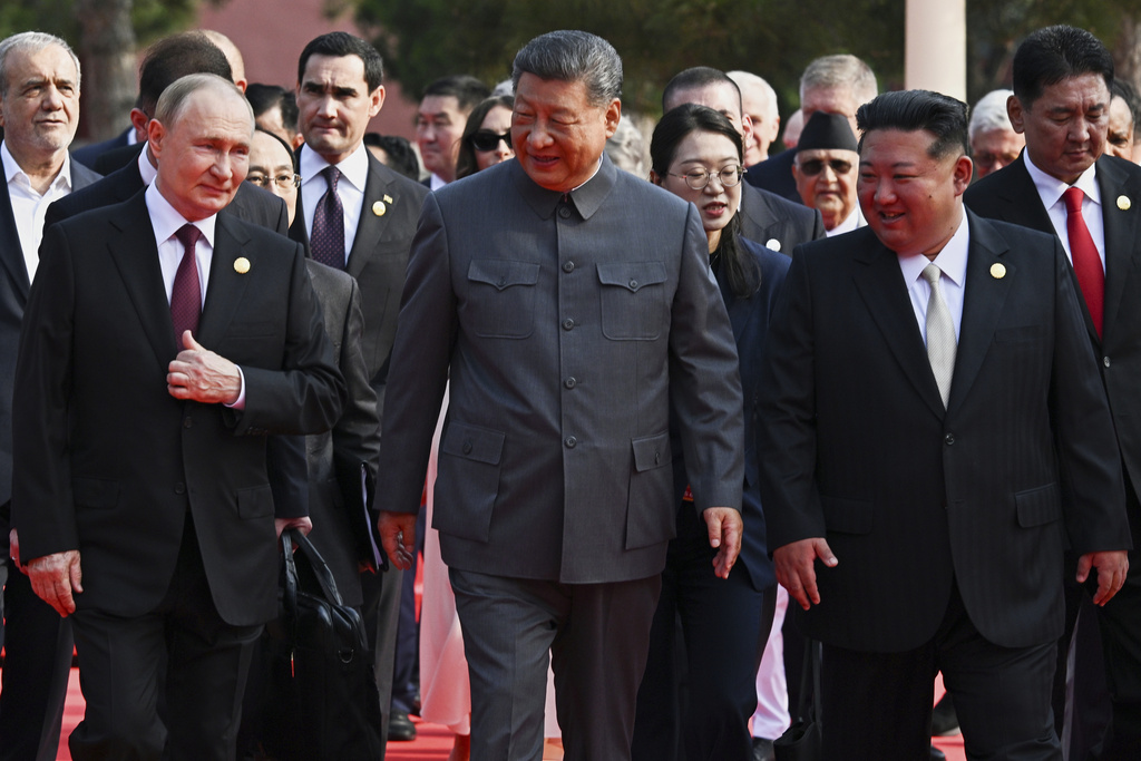 China exhibe su poderío militar con un gran desfile en Pekín, en presencia  de Putin, Kim Jong Un y otros líderes mundiales | Noticias Univision Mundo  | Univision