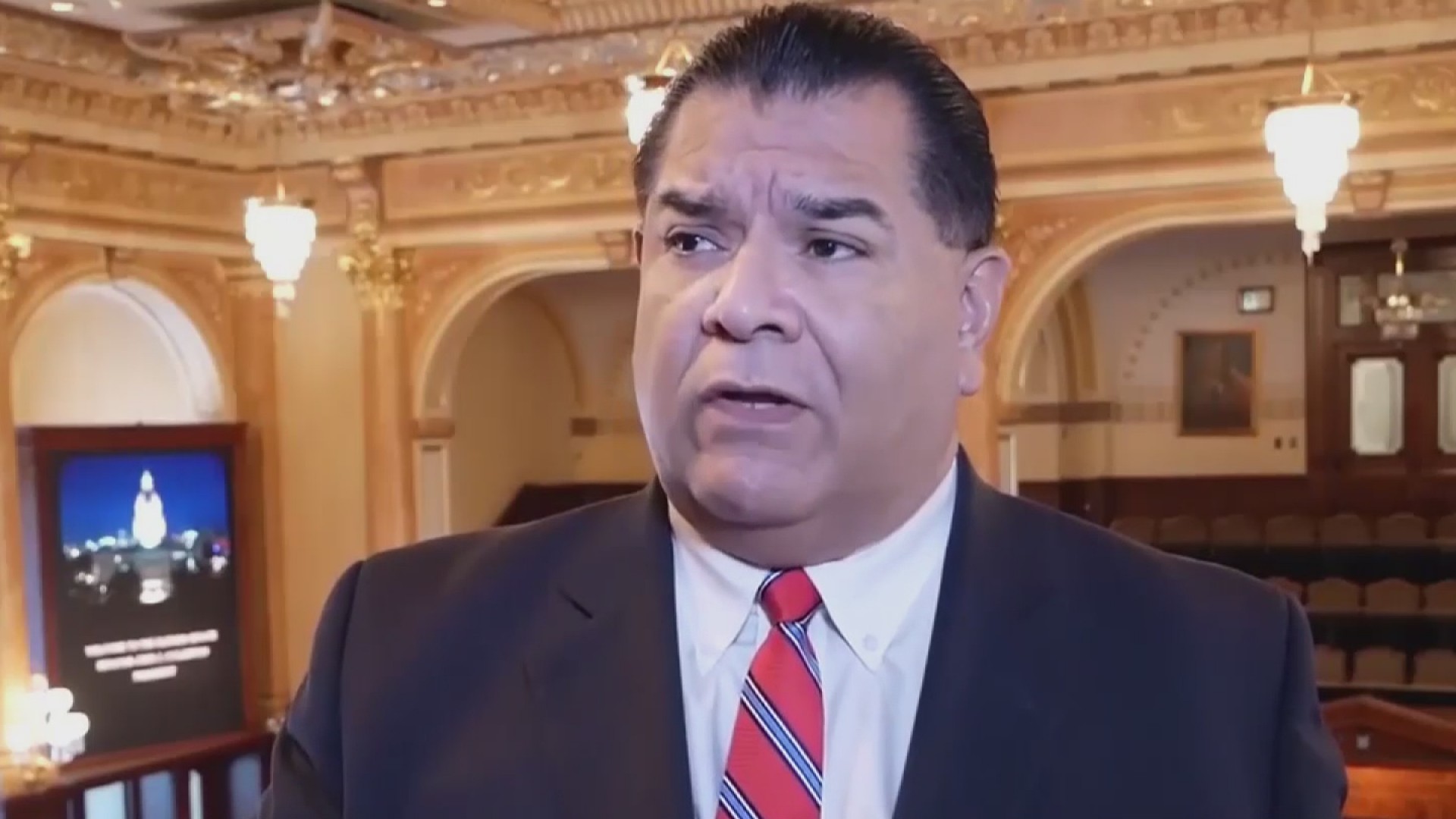 Martín Sandoval, senador de Illinois, presentó su renuncia Univision