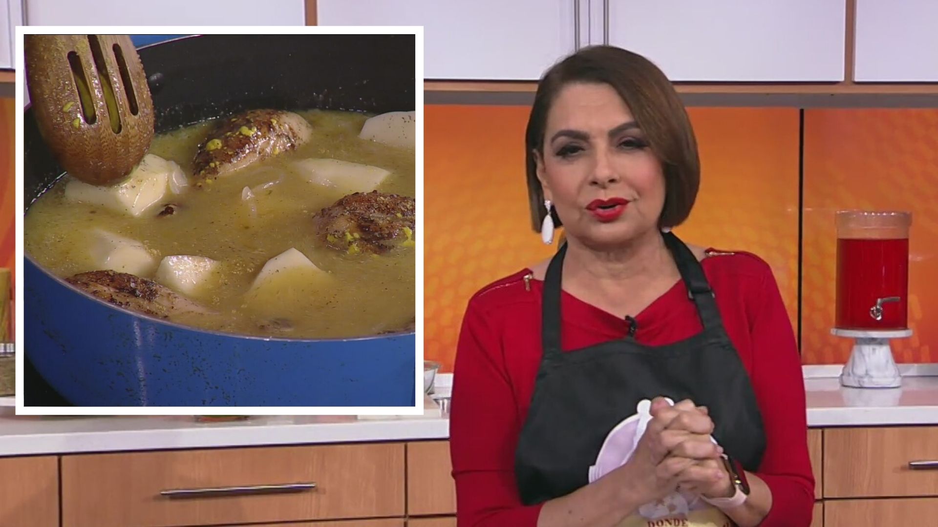 María Antonieta Collins prepara ‘pollo doña Raquel’, una receta