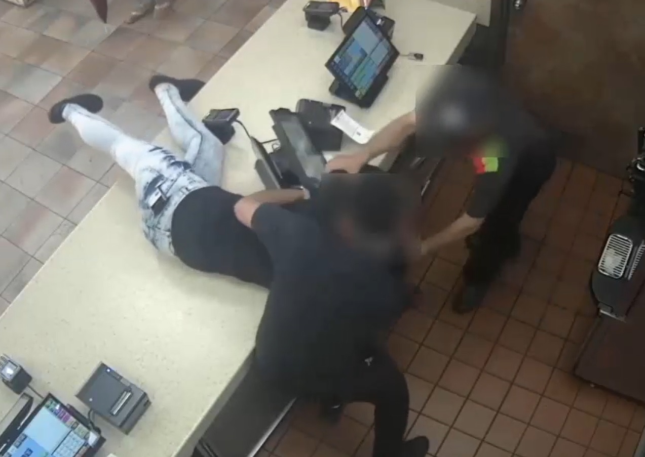 Sospechosa salta sobre mostrador de Burger King para tratar de robar efectivo en Nueva York | Univision 41 Nueva York WXTV - Vimarsana News