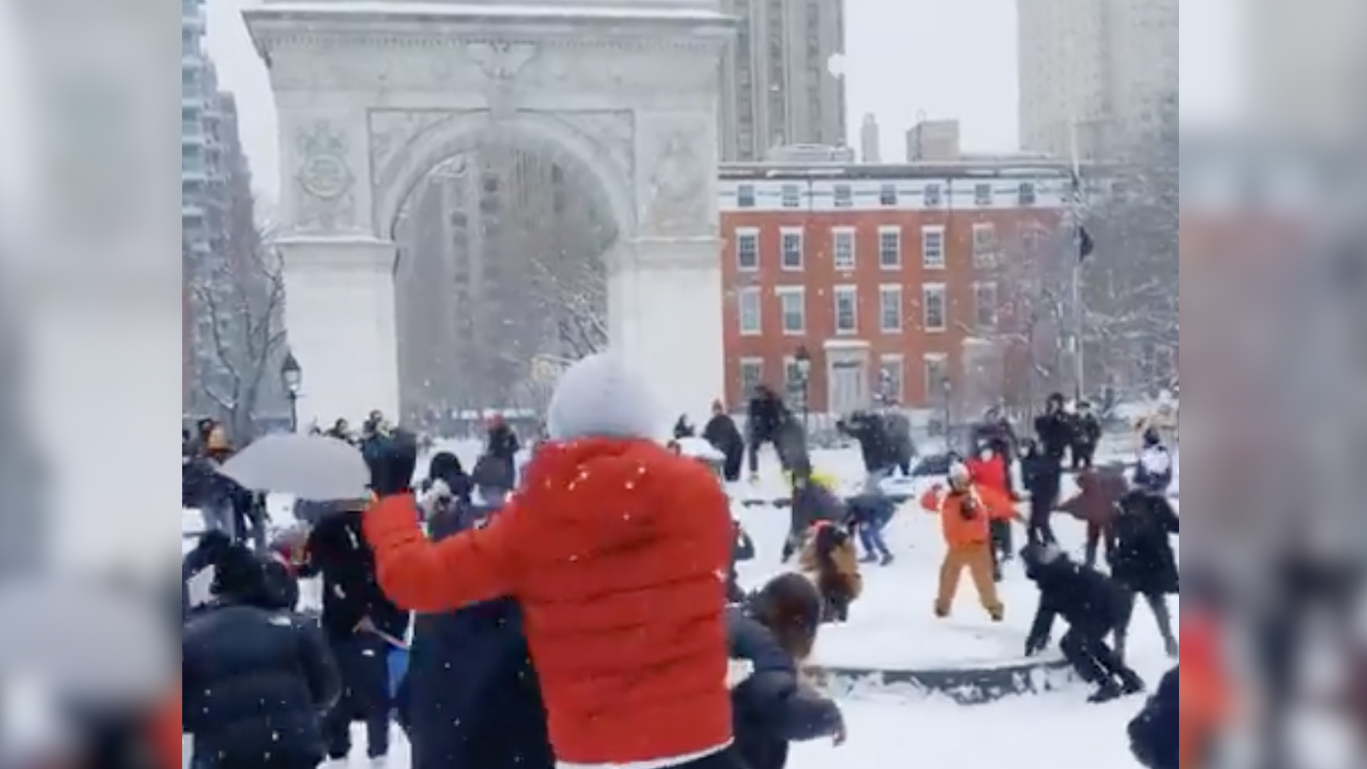Neoyorquinos inician guerra de bolas de nieve en el Washington Square Park  | Univision 41 Nueva York WXTV | Univision