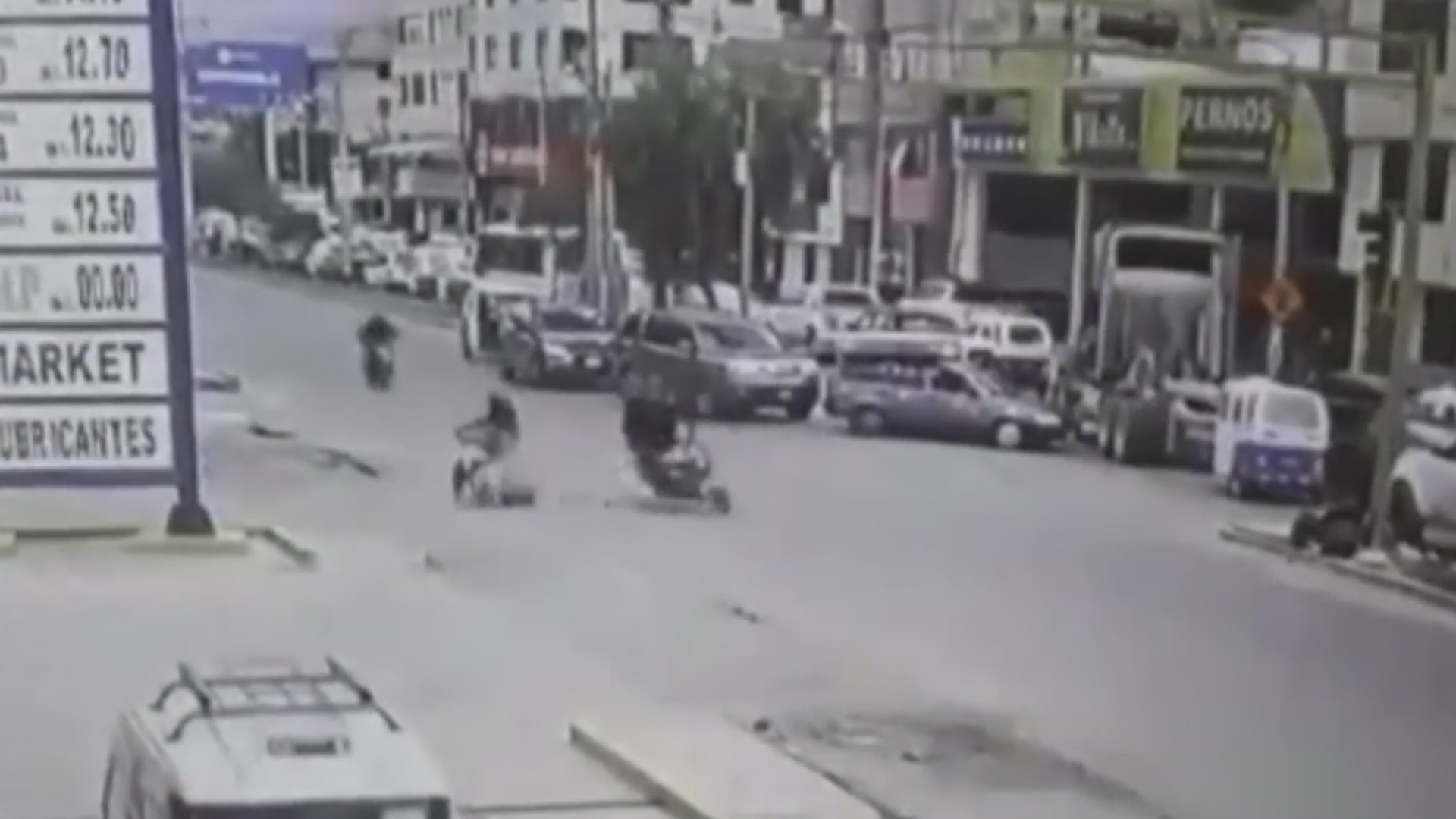 Dos conductores volaron por el aire al chocar con sus motocicletas en