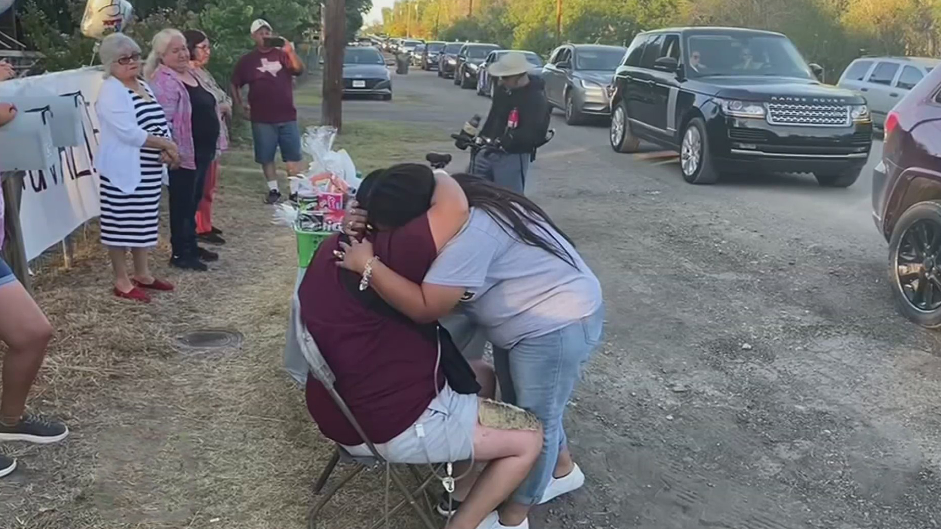 El conmovedor abrazo entre maestro que estuvo hospitalizado y madre de