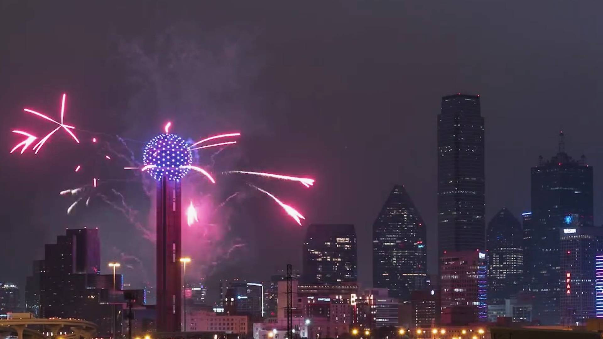 Celebra el Año Nuevo en Dallas La Reunion Tower se prepara con un