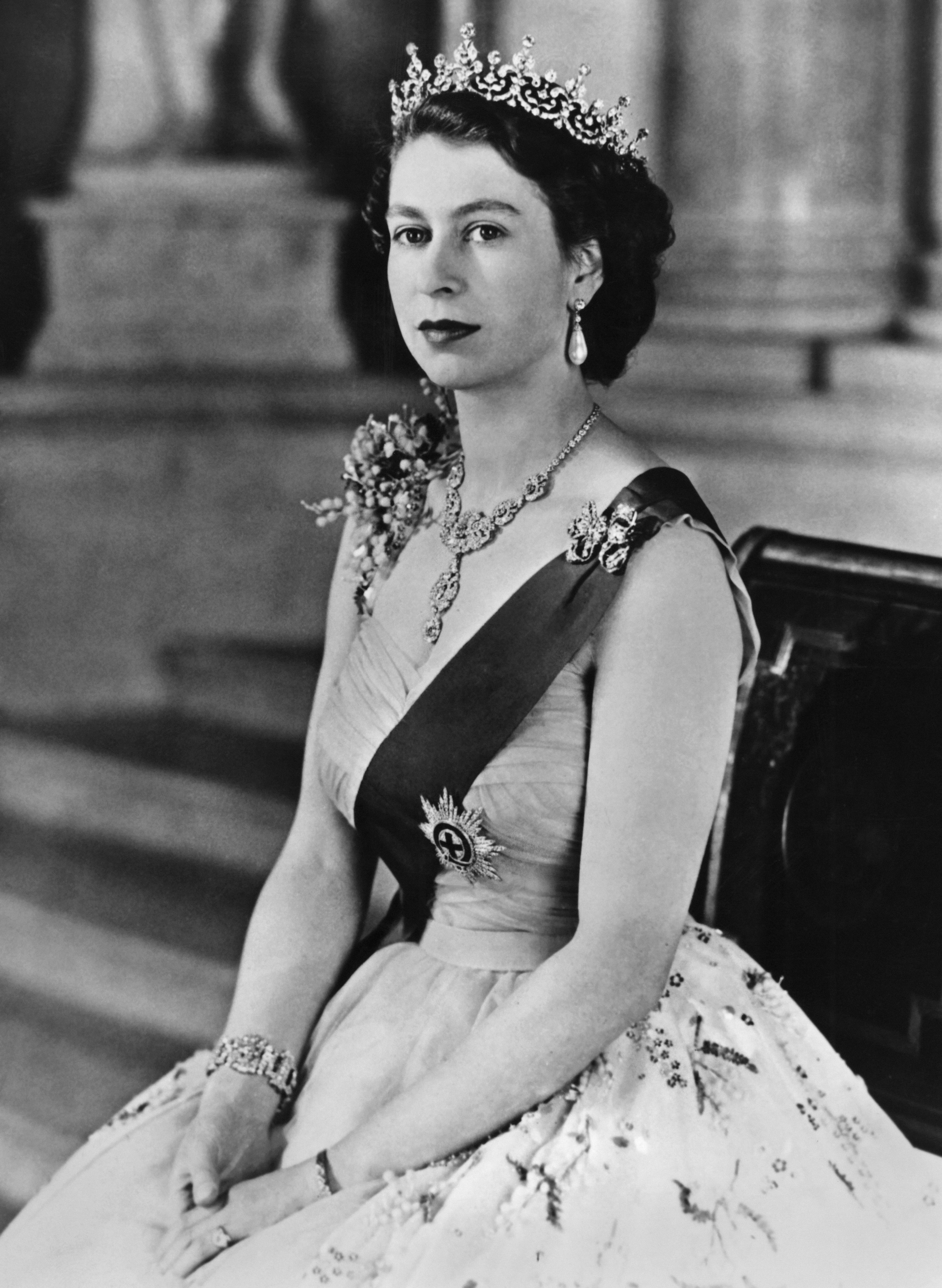 reina-isabel-ii-de-joven.jpg