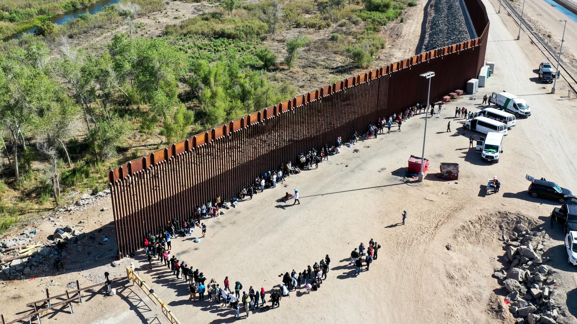 Reportan aumento de migrantes arrestados en la frontera de EEUU y de