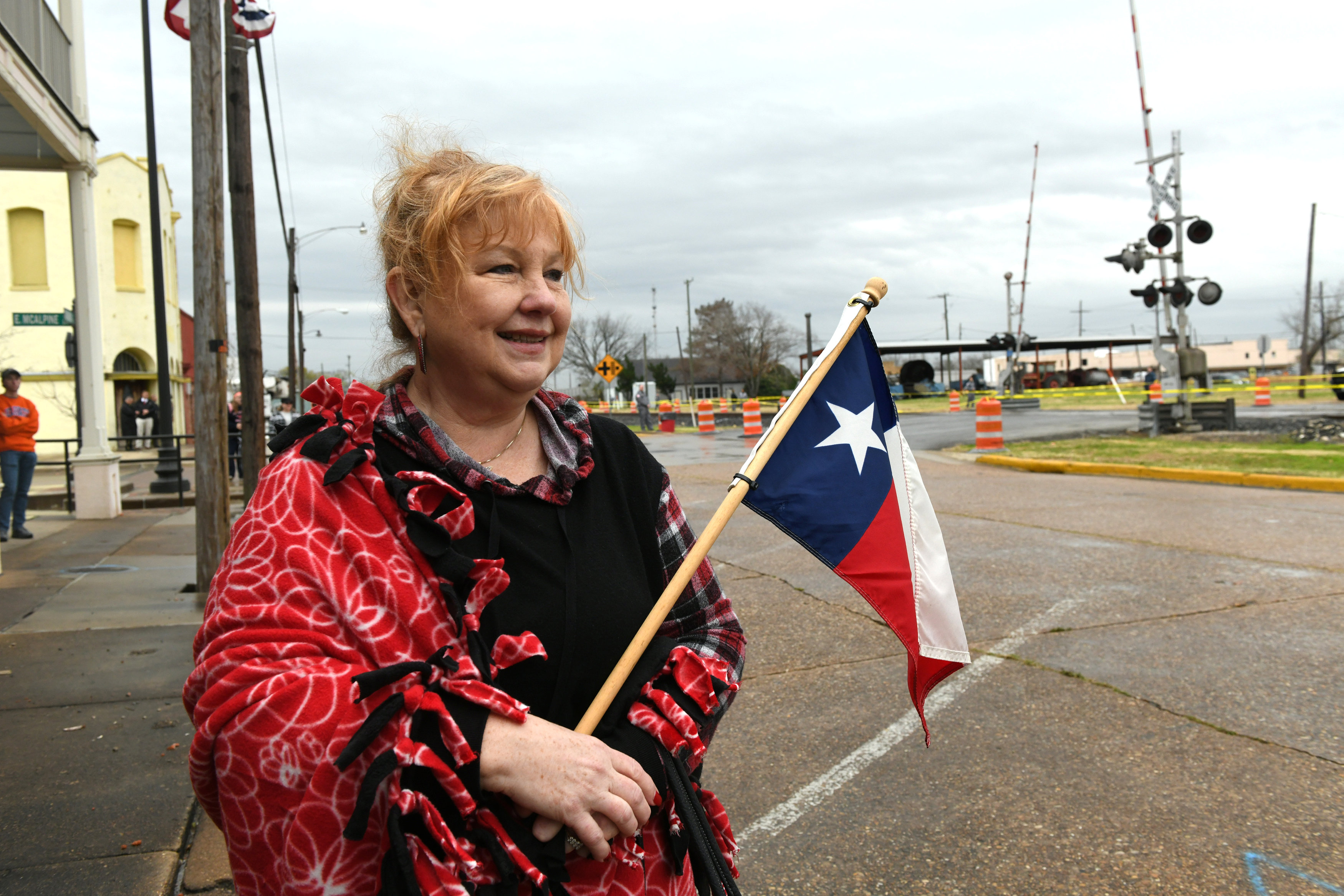 En fotos saludos y banderas en el camino del ferrocarril que llevará