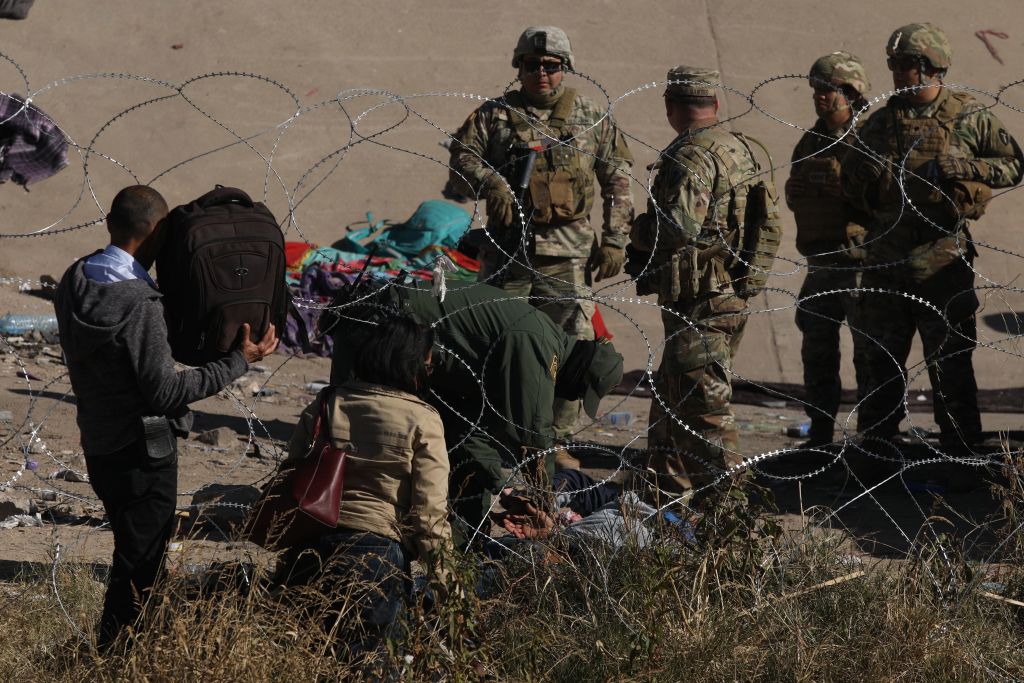 Texas despliega la Guardia Nacional para controlar el flujo de migrantes en  la frontera con México | Noticias Univision Inmigración | Univision