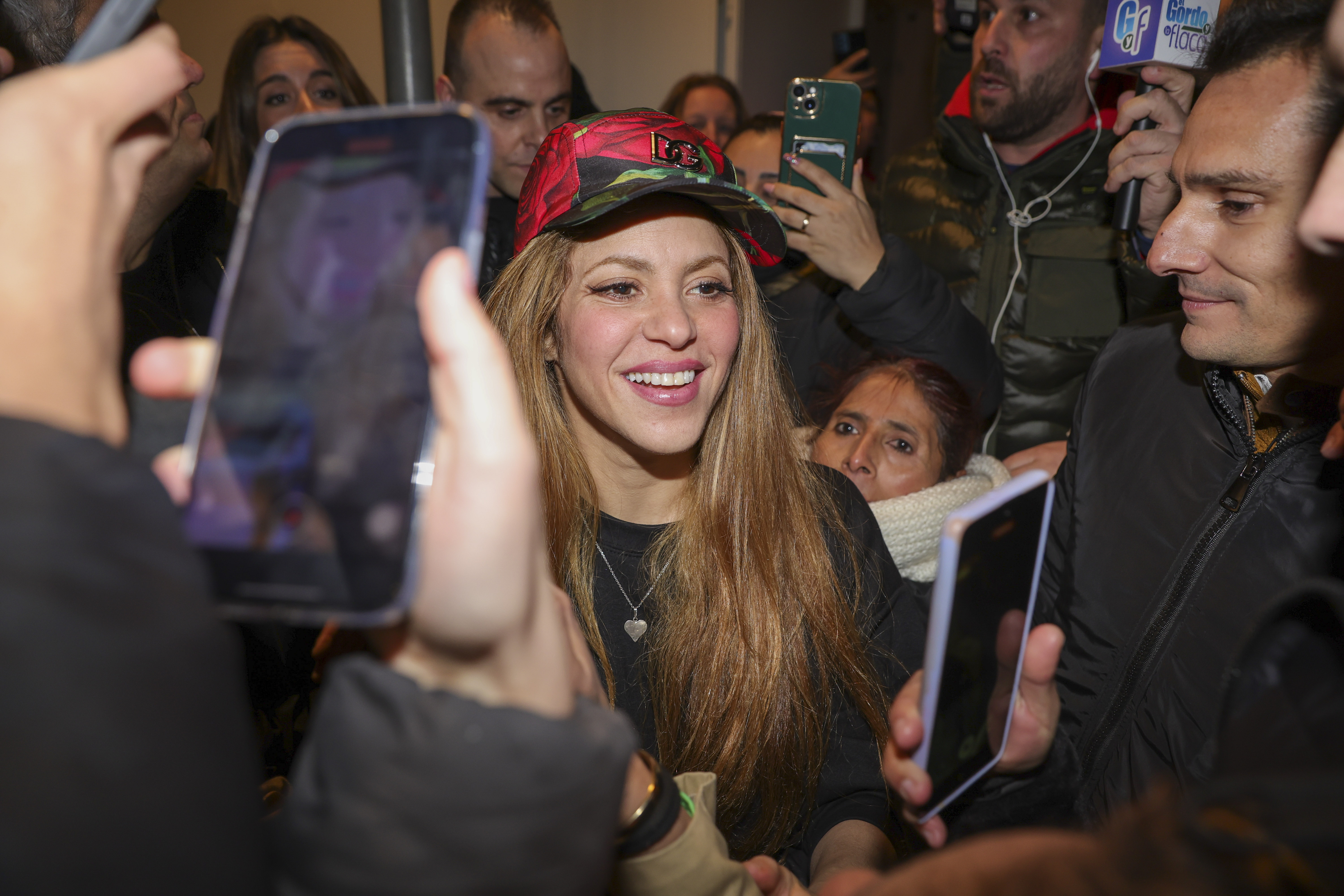 Shakira y Piqué: el futbolista y Clara Chía aparecen serios tras el festejo  de cumpleaños de la cantante | Univision Famosos | Univision