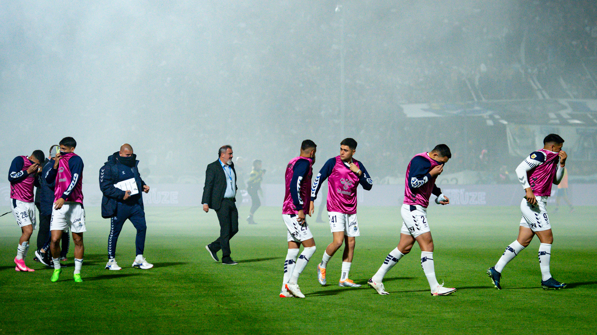 Suspenden el Gimnasia-Boca Juniors por incidentes con gas lacrimógeno y  balas de goma | Deportes Argentina Primera | TUDN Univision