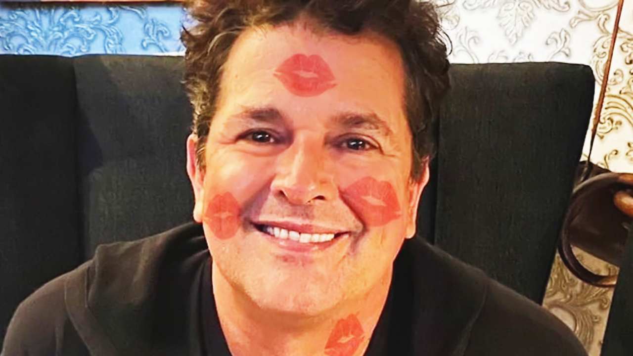 Carlos Vives celebra 30 años de carrera y revela quién está detrás de su  eterna juventud