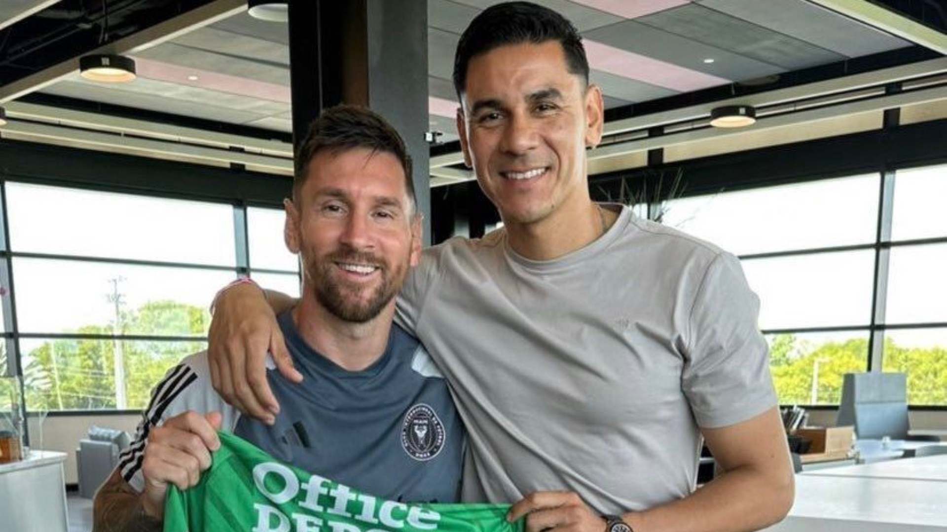 Óscar Ustari regala a Lionel Messi playera del Pachuca TUDN Fútbol TUDN