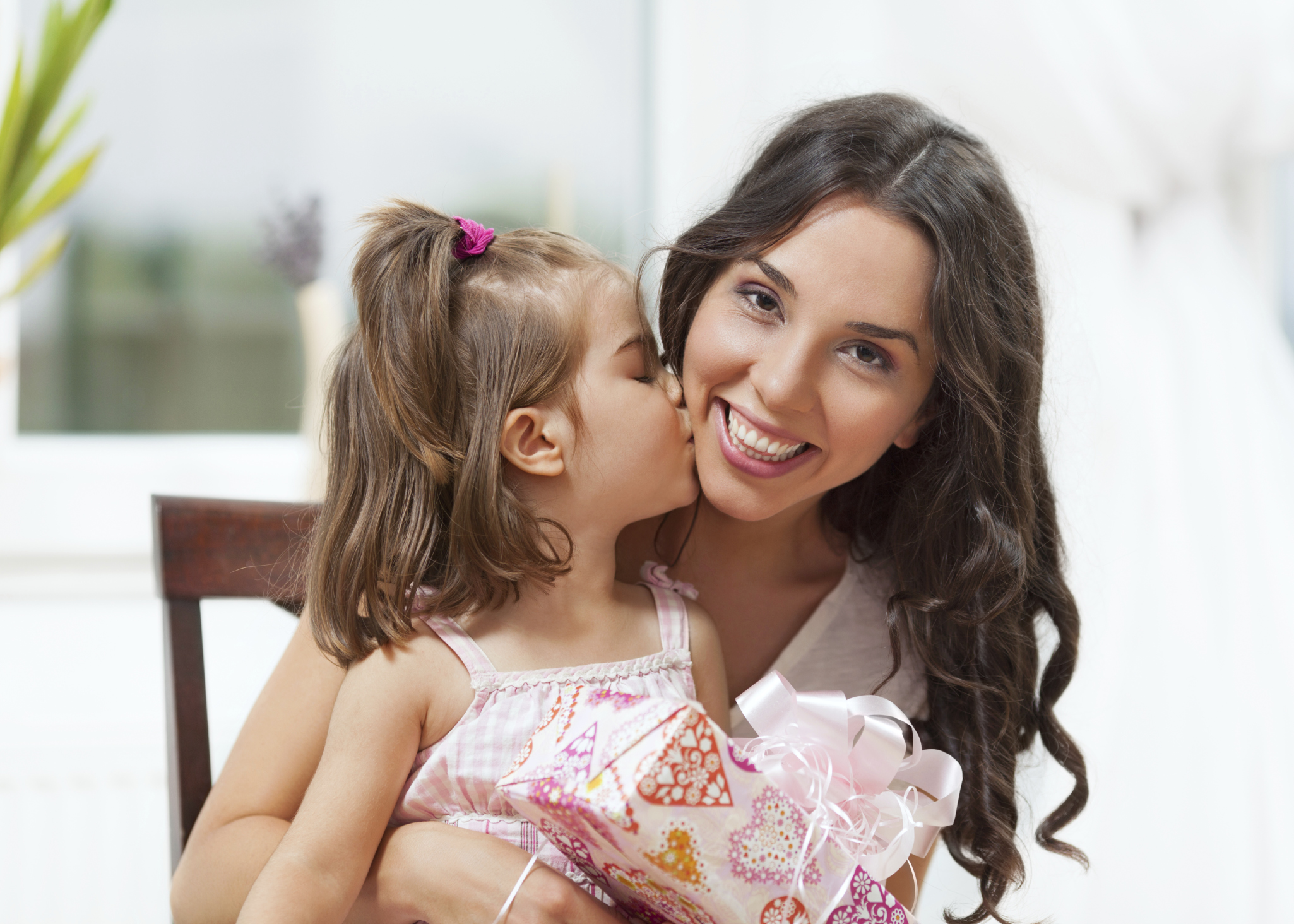 Мама и дочка. Фотосессия с дочкой. Включи нам дочь. Девочка с мамой. Мать с ребенком.