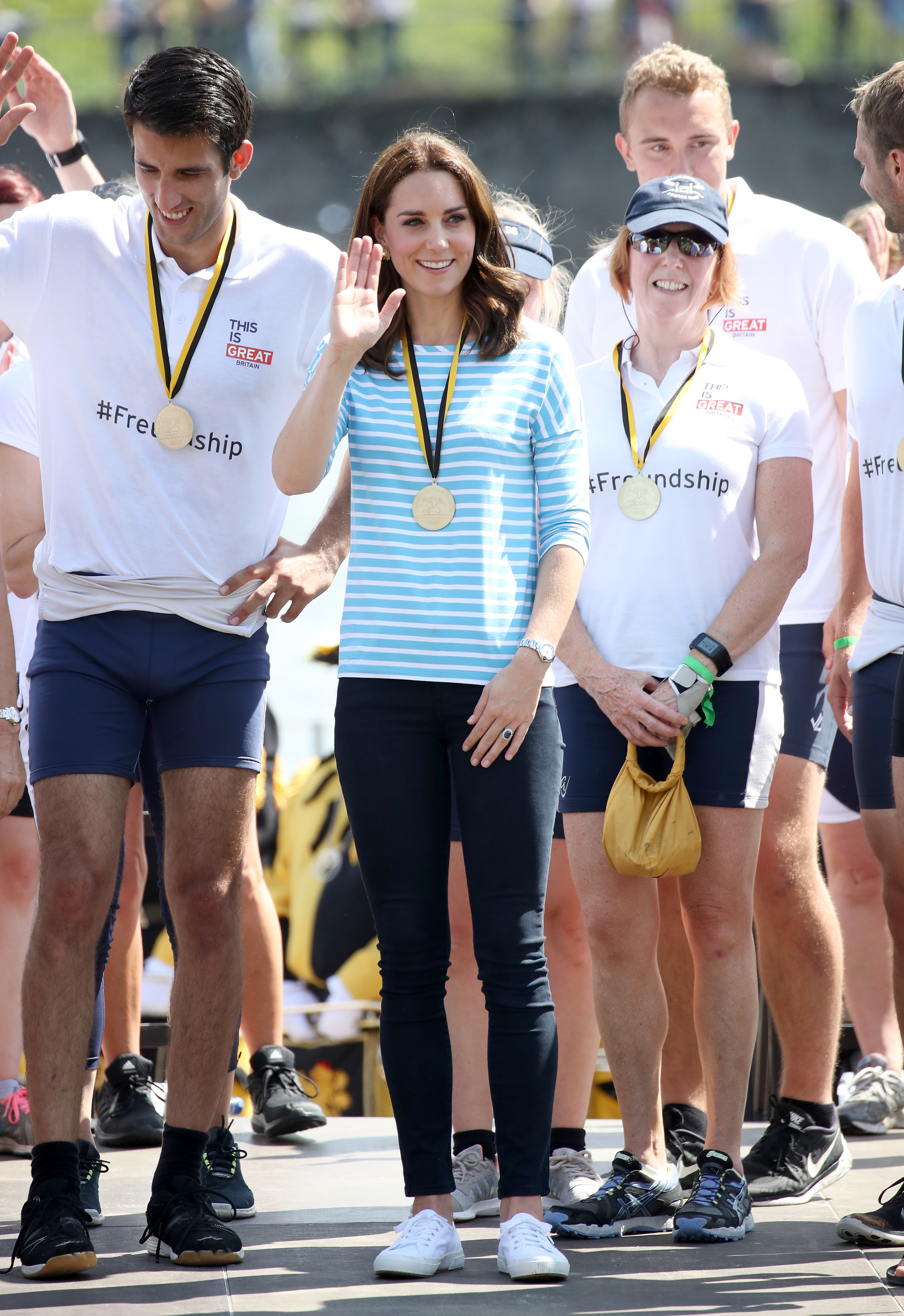 14 looks de Kate Middleton que muestran que los tenis blancos quedan bien  con todo | Famosos | Univision