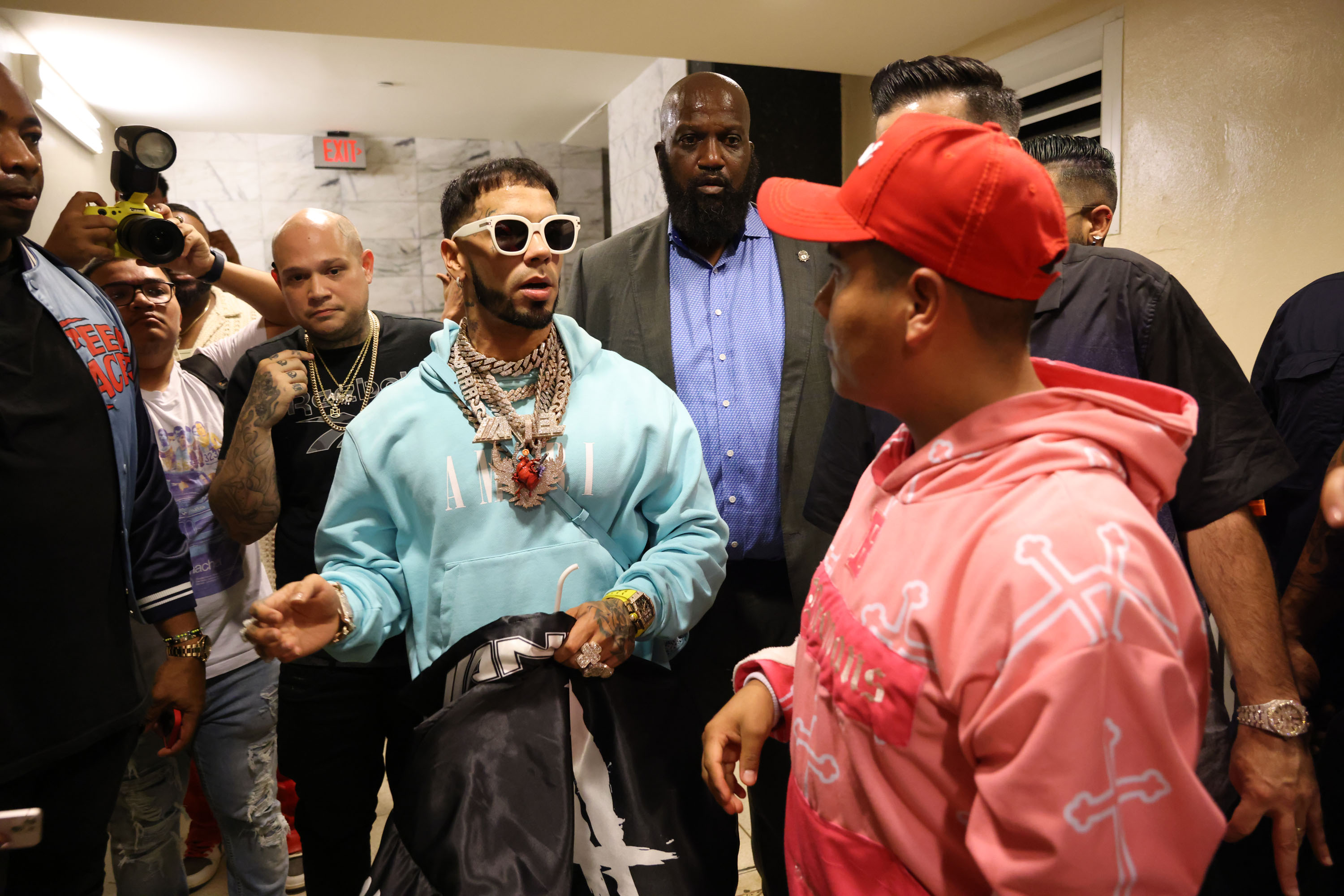 Anuel AA le sigue el ejemplo de Tekashi? Dio un costoso regalo a niño |  Univision Famosos | Univision