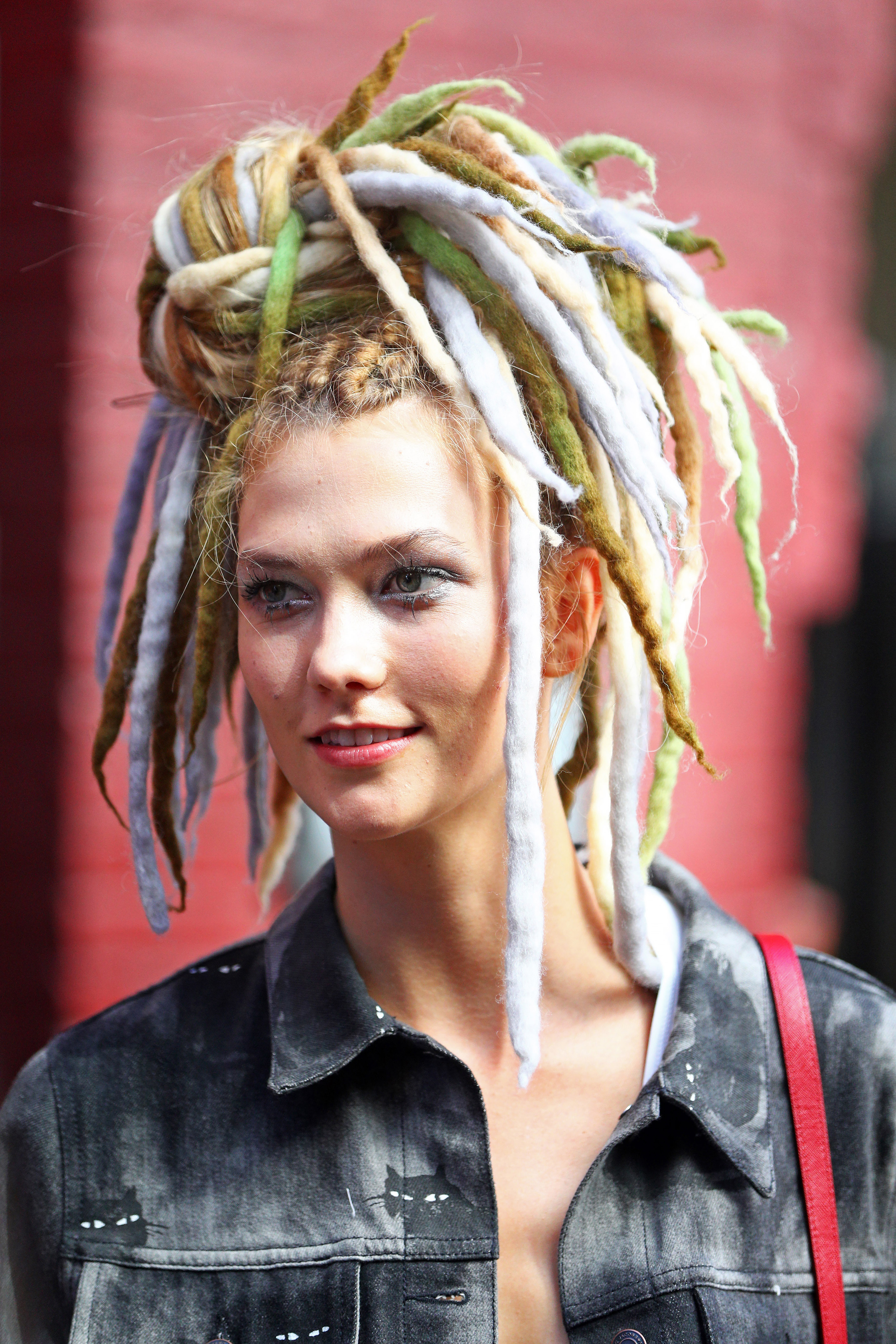 Karlie Kloss luce divina con sus rastas ¿te pondrías un look igual? |  Realities La Banda | Univision, image size:2134x3200