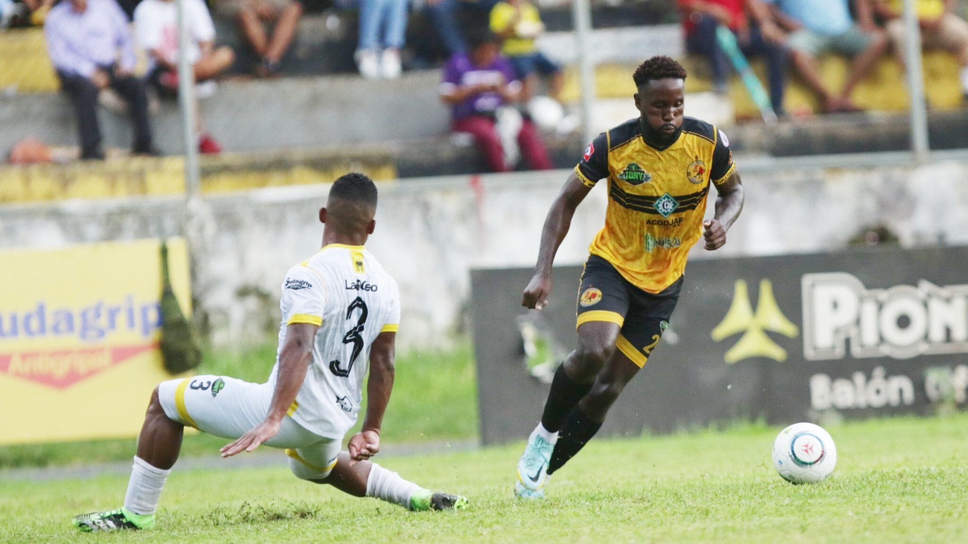 La Liga El Salvador regresó a acción tras suspensión de dos meses