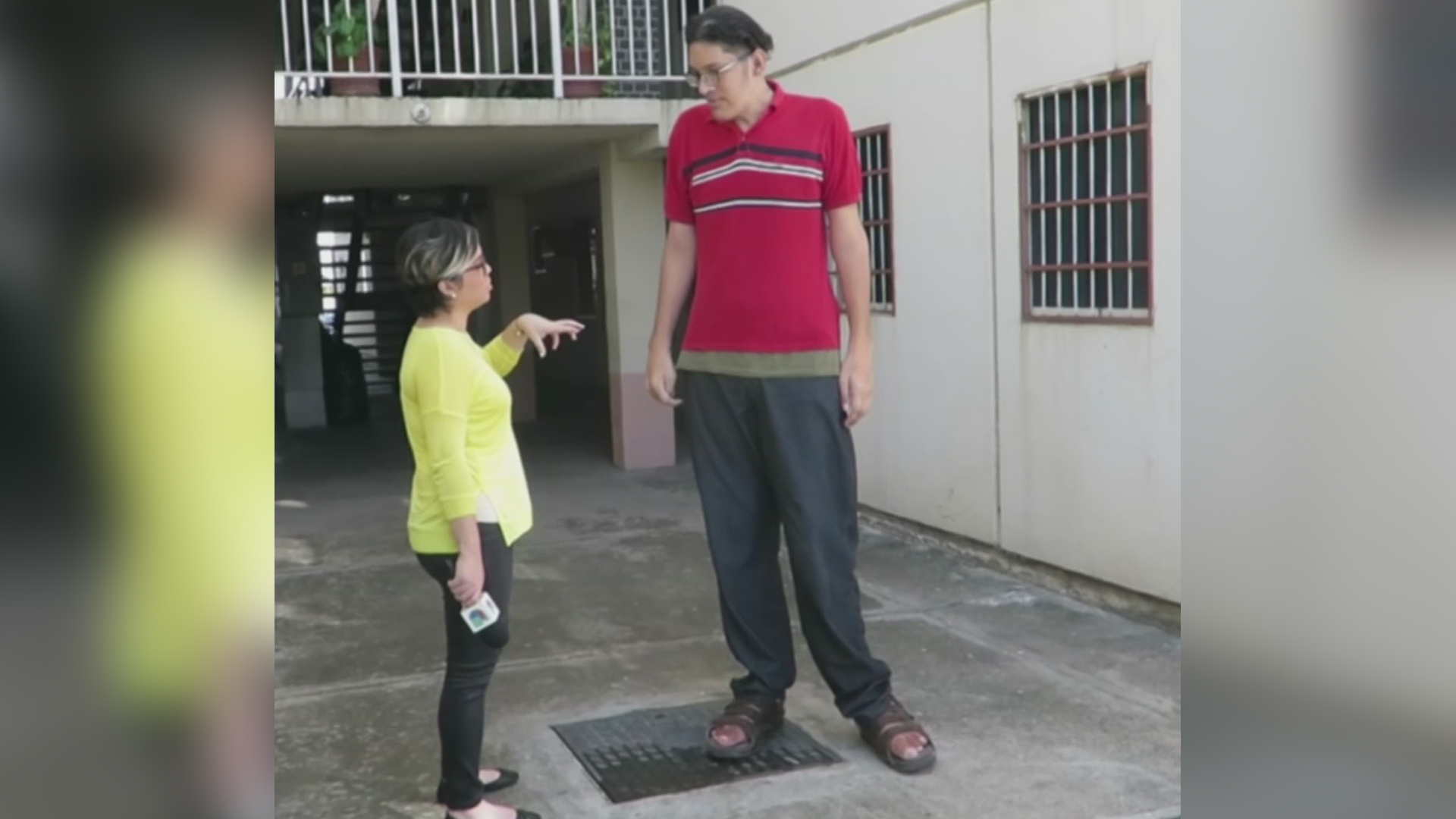 El hombre con los pies más grandes del mundo padece de una enfermedad Shows Primer Impacto